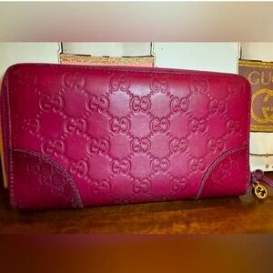Beautiful Raspberry Gucci ssima Bree Zippy
Wallet